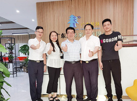 廣東省養(yǎng)老服務(wù)產(chǎn)業(yè)促進(jìn)會(huì)李振清會(huì)長(zhǎng)一行前往星林（醫(yī)養(yǎng)）家具有限公司參觀考察